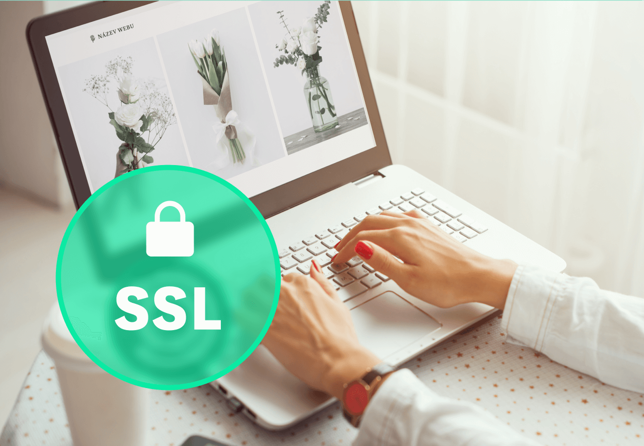 Žena na notebooku, ktorá si zaobstarala SSL certifikát